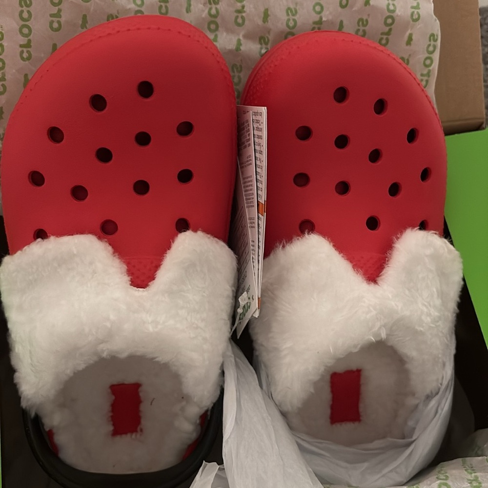 NWT Santa Crocs Kids size 4 with Lining